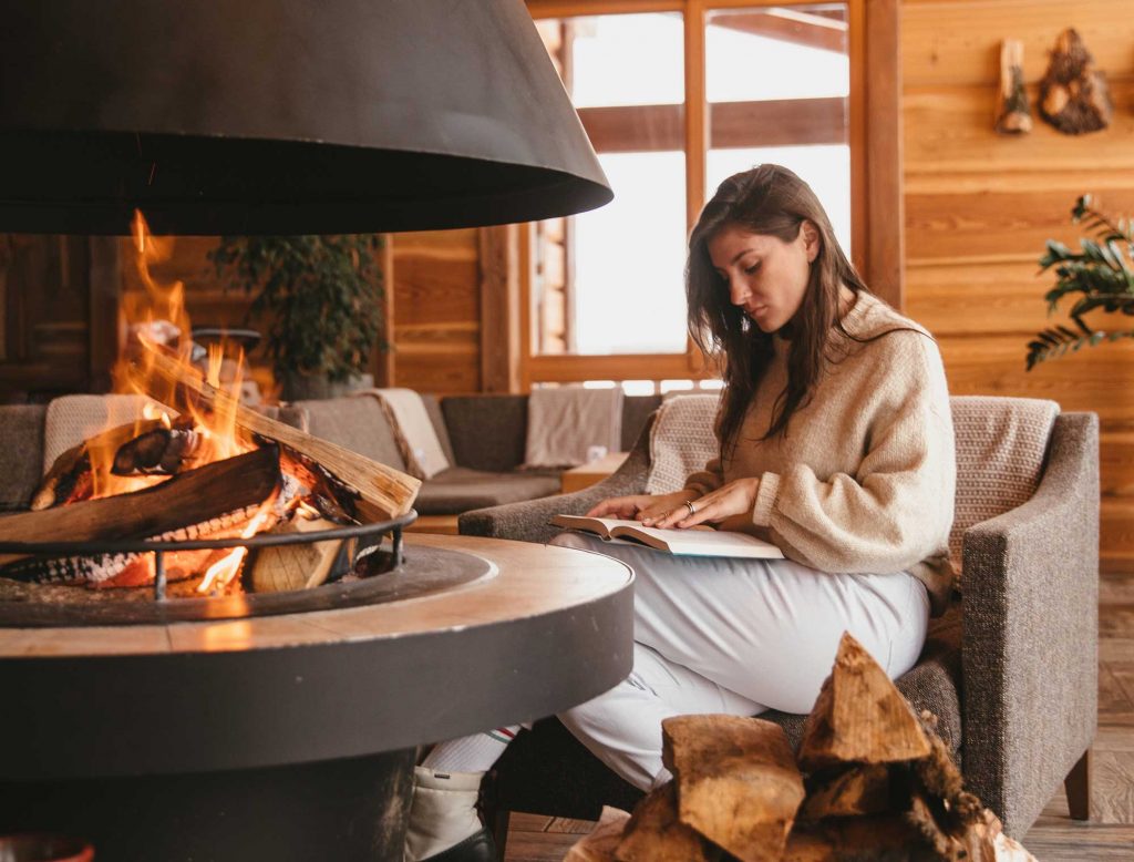 Mökkilöma takan äärellä